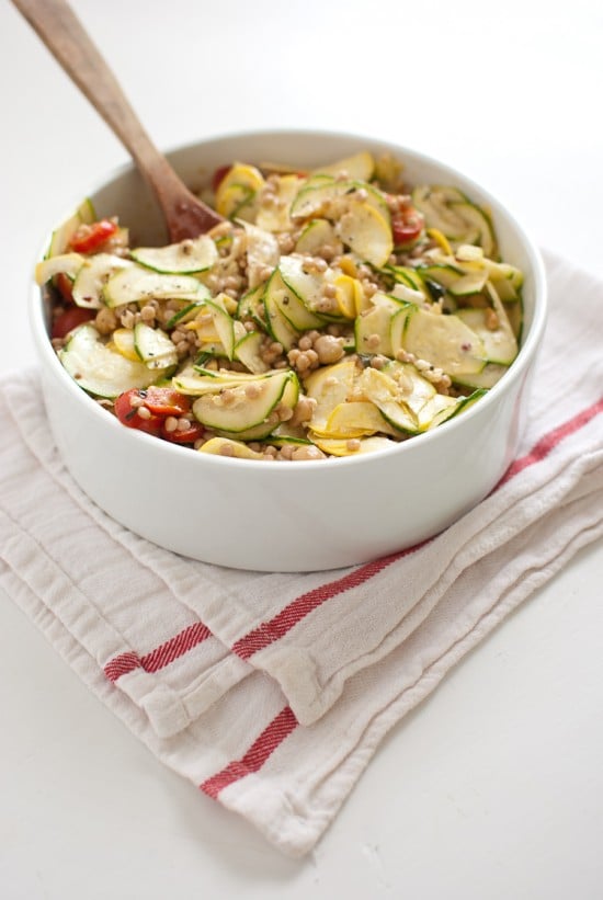 Mediterranean pasta-salad with raw squash