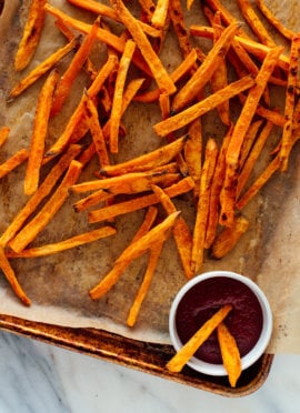 crispy baked sweet potato fries with ketchup