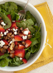 strawberry spinach salad recipe with sweet and spicy walnuts, goat cheese and balsamic vinaigrette