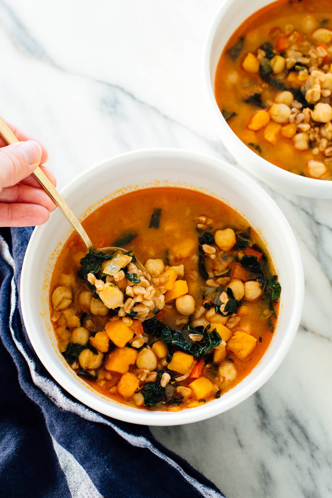 ¡Esta saludable receta de sopa #vegana está hecha con batata, col rizada, farro y garbanzos!