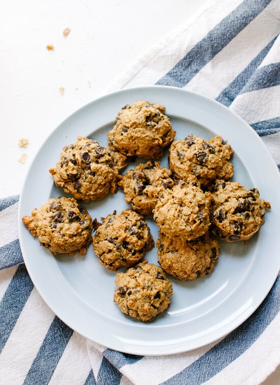 Maple-sweetened peanut butter chocolate chip oatmeal cookies (gluten free!) - cookieandkate.com