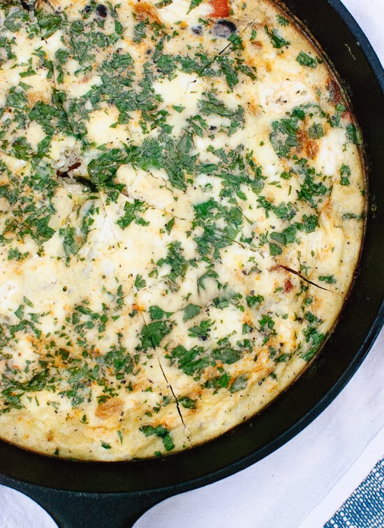 This delicious frittata would be great for breakfast, brunch or any time! It's full of caramelized sweet potatoes, red bell pepper, black beans and feta. - cookieandkate.com