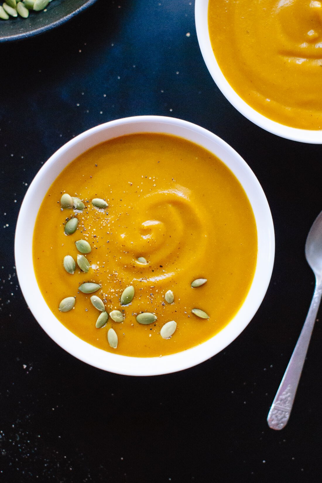 The best pumpkin soup recipe! It's creamy AND healthy. #pumpkinrecipe