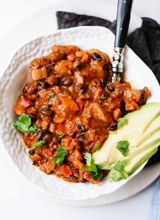 The best vegetarian chili - so easy to make with basic ingredients! cookieandkate.com