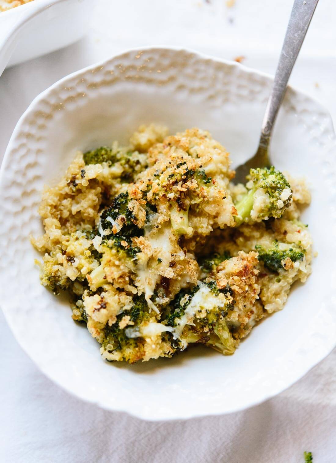 Casserole brokoli, dibuat lebih baik dengan brokoli panggang, keju cheddar, quinoa dan remah roti gandum. - cookieandkate.com