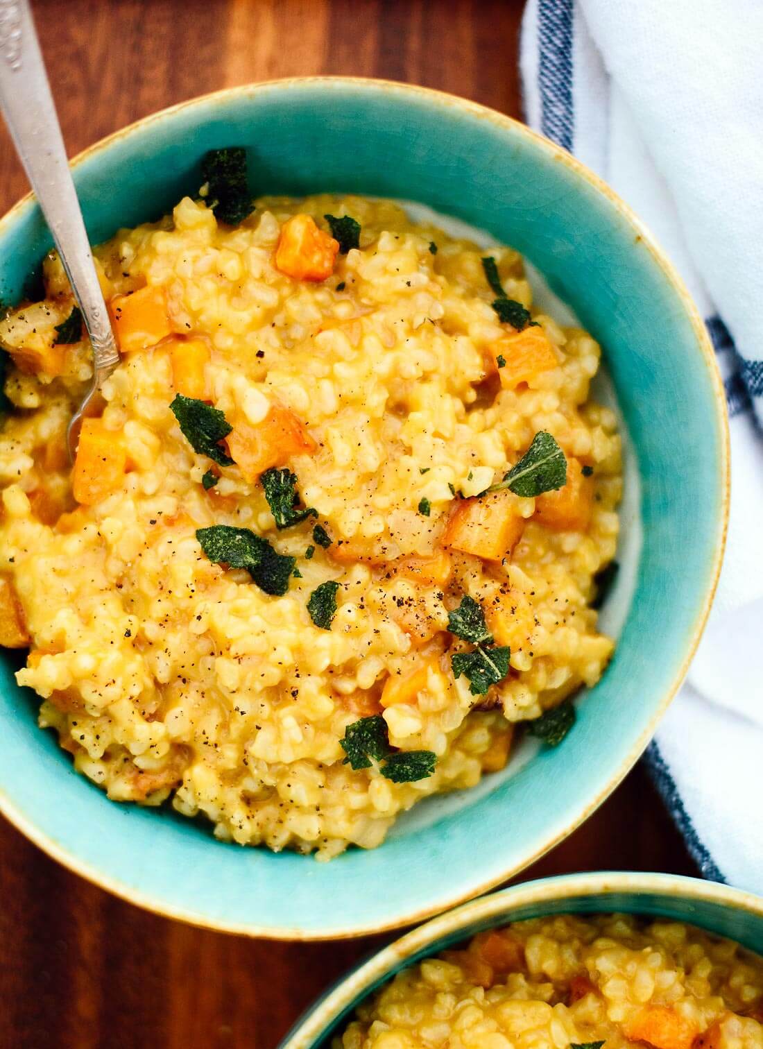 This roasted butternut risotto tastes heavenly and hardly requires any stirring! cookieandkate.com