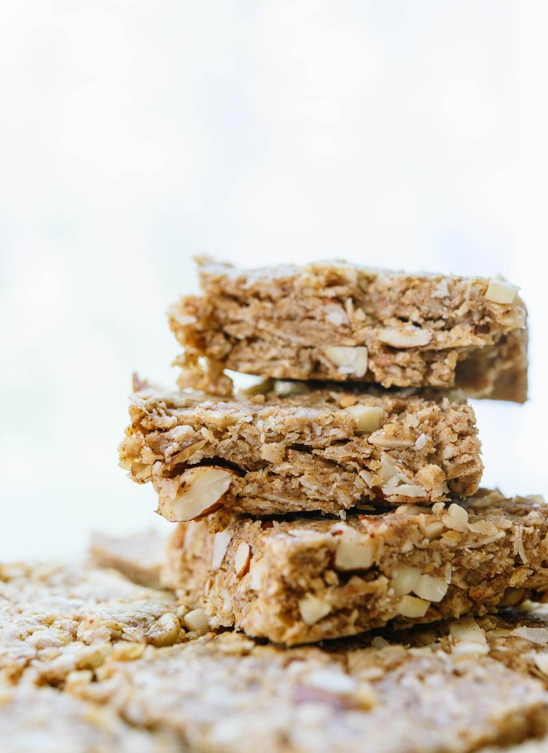 This amazing granola bar recipe is so easy and delicious! cookieandkate.com