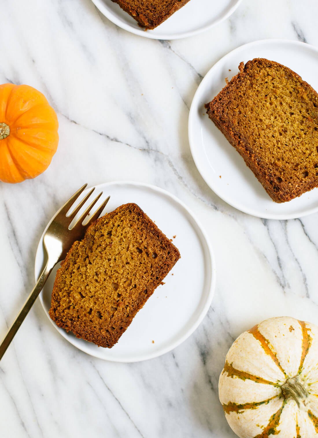 This healthy pumpkin bread recipe is SO delicious! It's so moist and fluffy, no one will guess it's naturally sweetened and made with 100% whole grains. cookieandkate.com