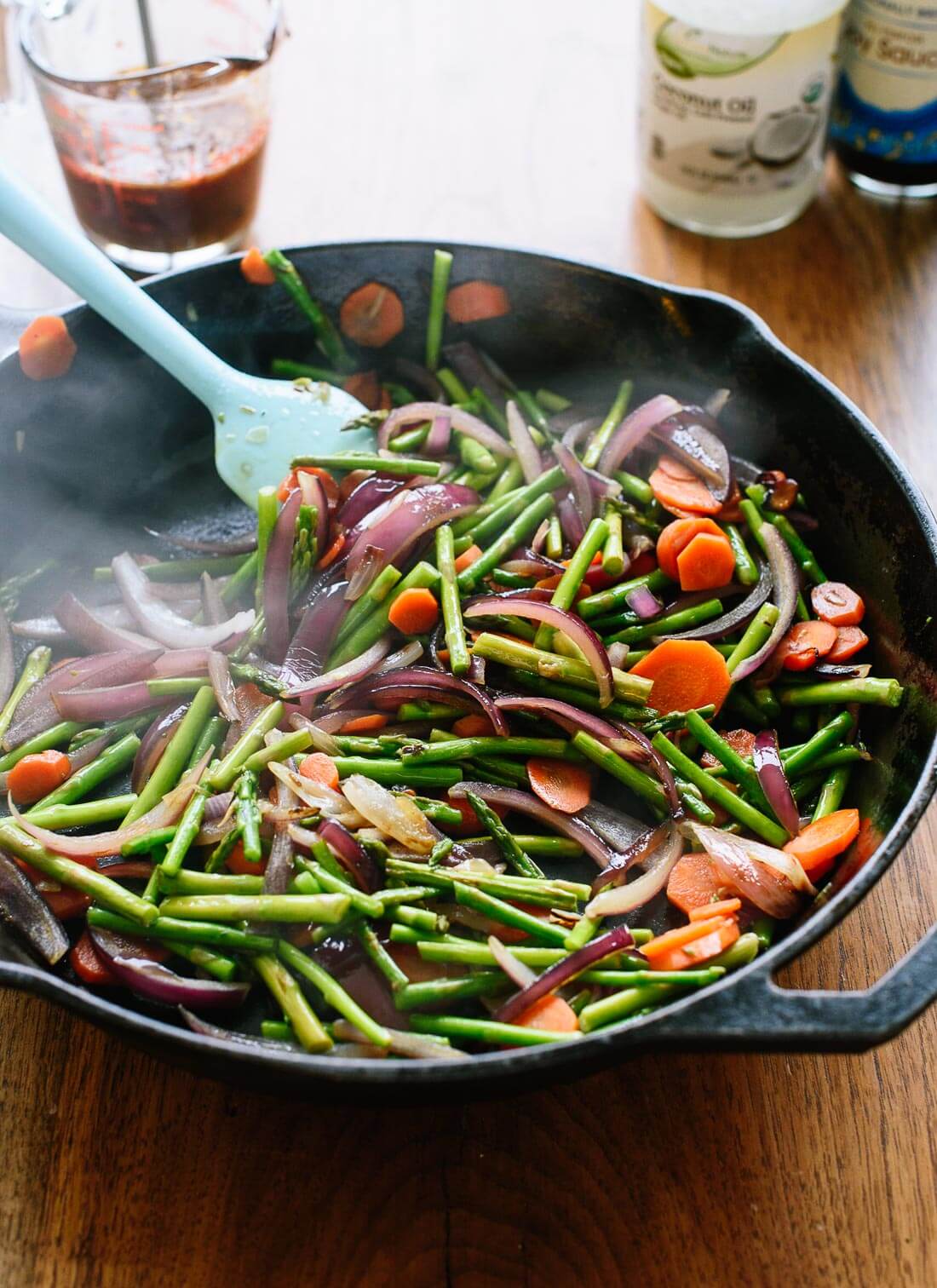 ¡Esta receta de salteado de verduras se prepara en poco tiempo!  Para convertir esta guarnición en una comida completa, sírvala con arroz integral y la proteína que prefiera.