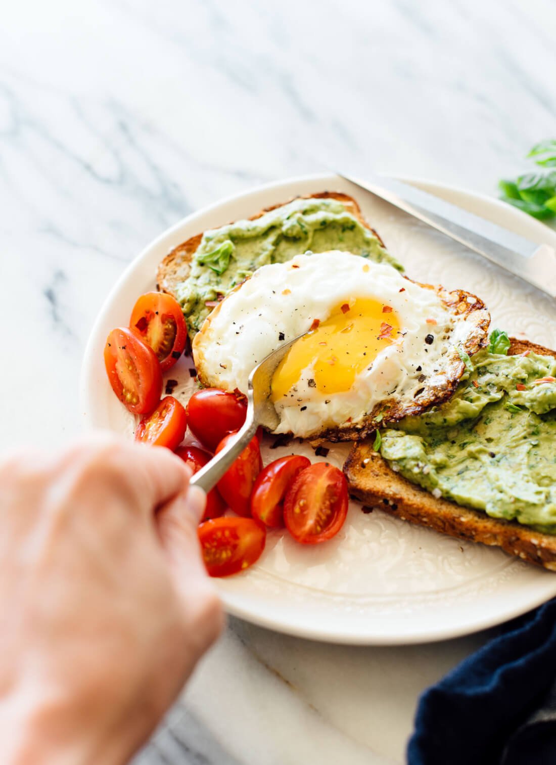 Simple and delicious breakfast/brunch recipes: avocado pesto toast with a fried egg! cookieandkate.com