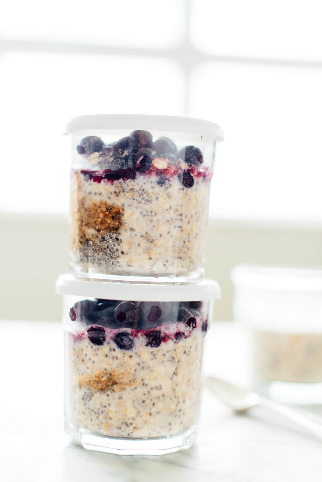 Design your own overnight oats! Learn how to make your ideal overnight oats (and make enough to last through the week) at cookieandkate.com