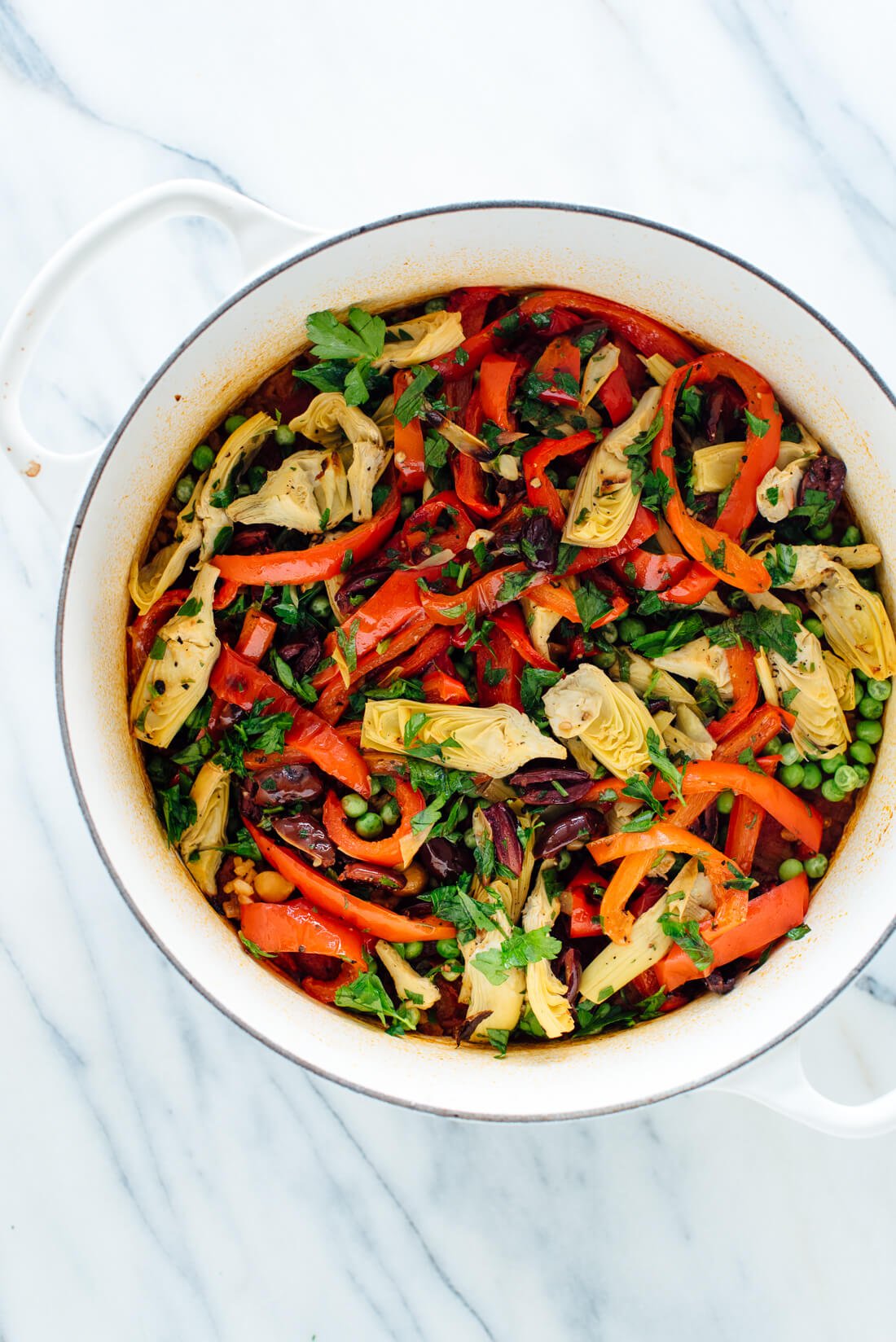 This vibrant vegetable paella recipe is so easy to make in the oven! #vegetarian #vegan