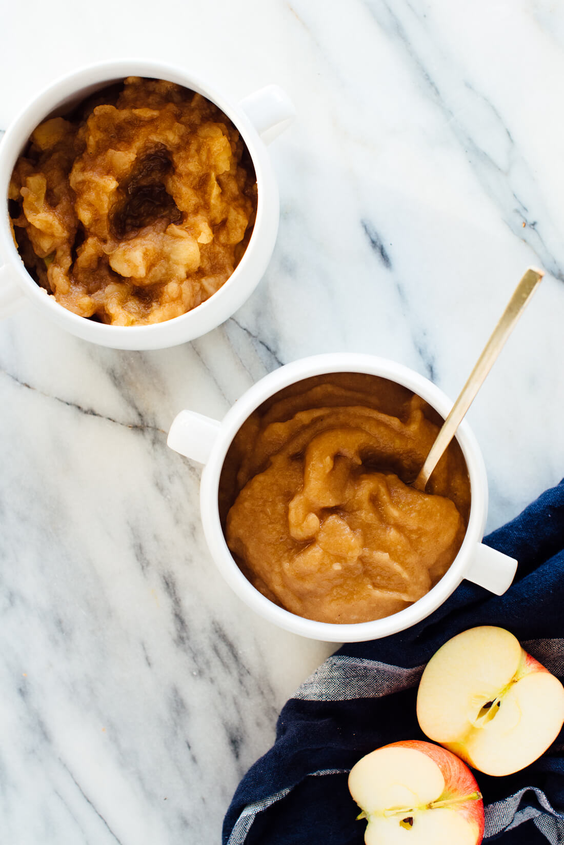 The best homemade applesauce! This applesauce recipe is naturally sweetened with maple syrup and tastes like the inside of an apple crisp! #healthy