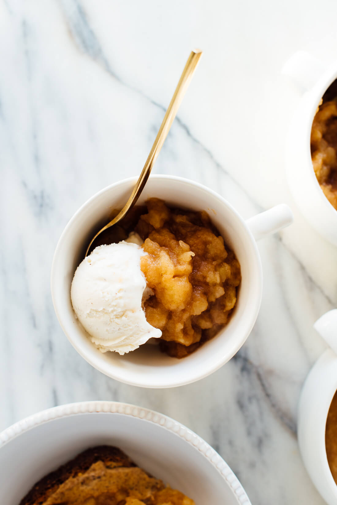 Homemade applesauce with ice cream is an easy and delicious #dessert!