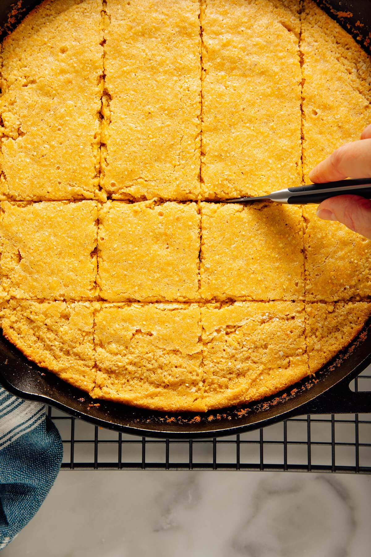 slicing cornbread